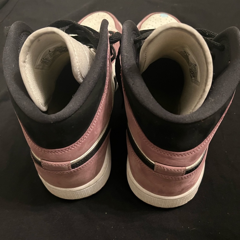 AJ1 - Picture 2 of 5
